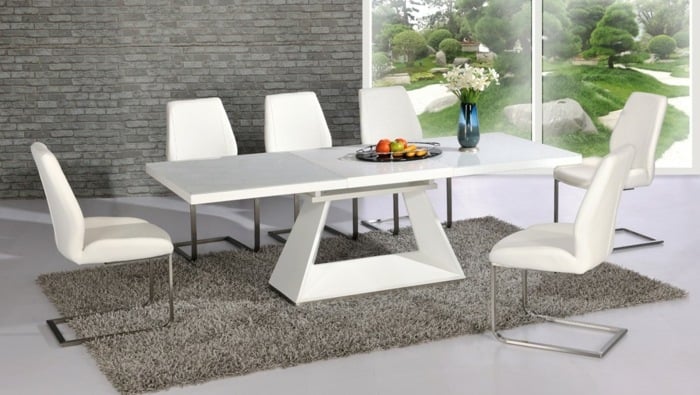 weißer-Tisch-und-Lederstühle-Speisesaal