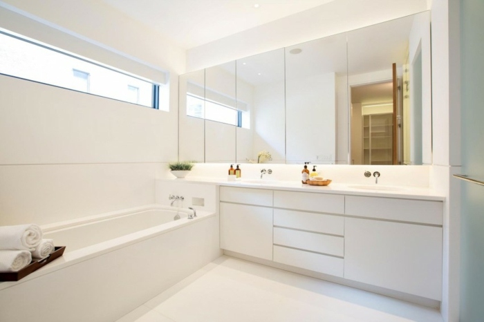 weißes-Badezimmer-mit-kleinem-Fenster