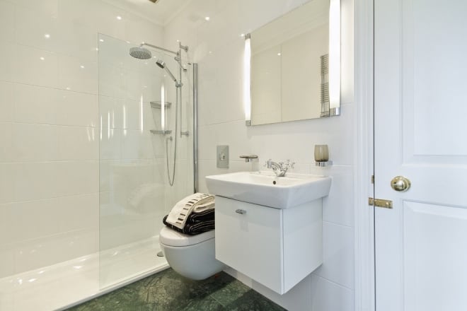 weißes-badezimmer-ohne-fenster-duschkabine-begehbar-glastrennwand