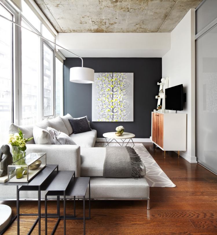 wohnzimmer-ideen-design-gestaltung-modern-grau-holzboden-massiv-teppich-couch-bild