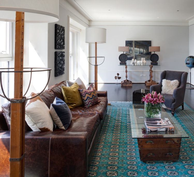 wohnzimmer-ideen-design-gestaltung-modern-weiss-teppich-tuerkis-ornamente-leder-couch