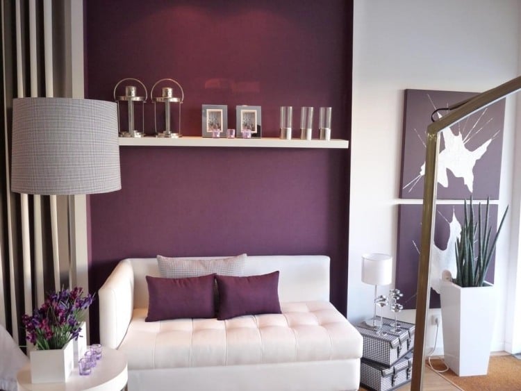 Wohnzimmerwände Ideen streichen-lila-aubergine-weisse-moebel