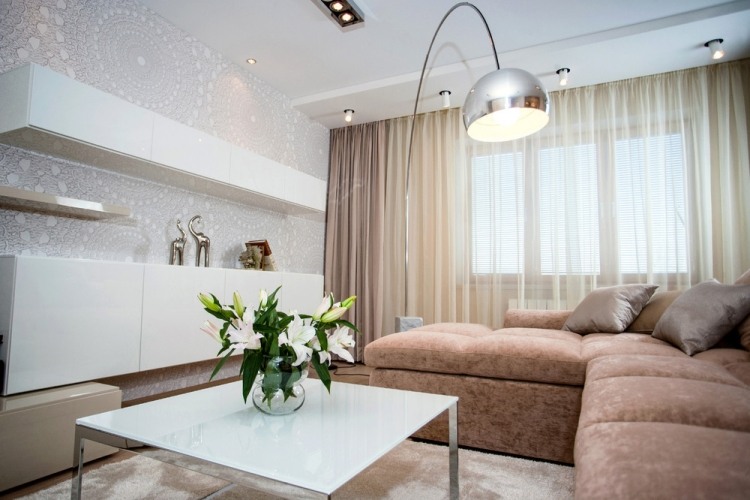 Ideen zur Wohnzimmereinrichtung -modern-neutrale-farben-beige-ecksofa-hochglanz-weisse-moebel
