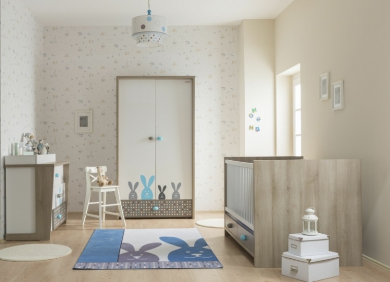 Babyzimmer komplett Möbel Jungen Kleiderschrank Hasen Motiven dekoriert