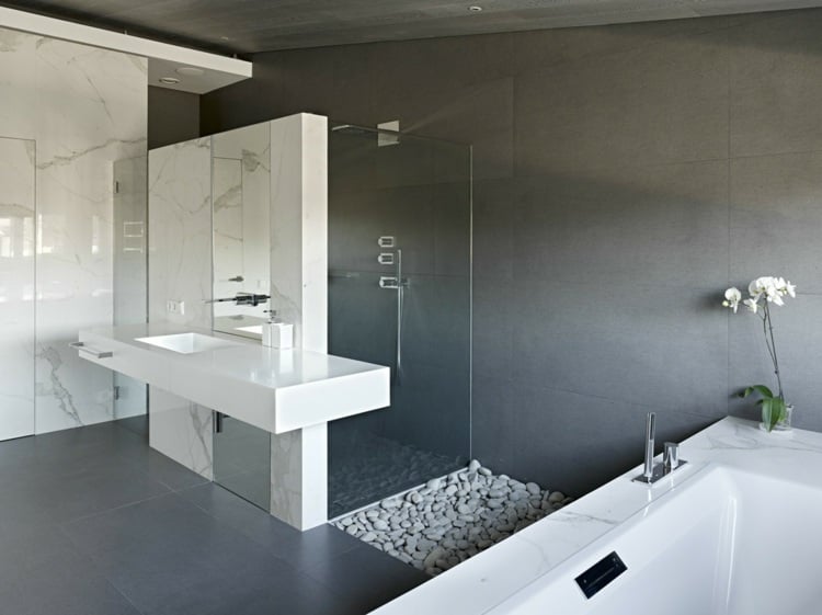 Badezimmer Design Marmor Badfliesen Waschtisch Einbaubecken freistehende Badewanne