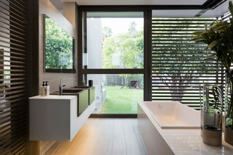 Badezimmer Design Wandschrank Einbaubecken Holz Jalousien Glas Fronten