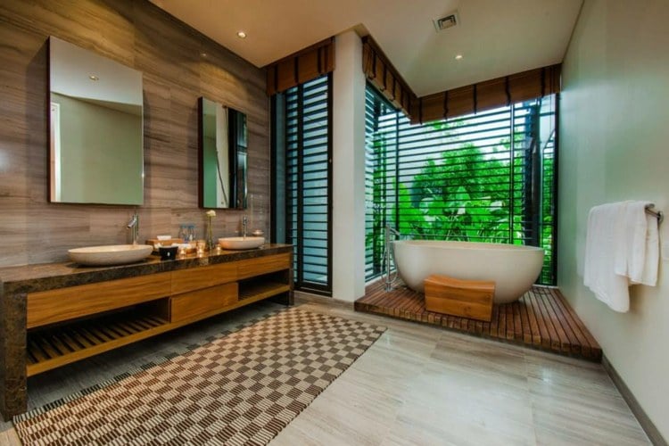 Badezimmer Design freistehende Badewanne Holzwand Teppich