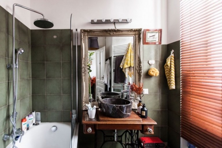 Badezimmer-nach-Renovierung-Vintage-Stil-Second-Hand-Möbel-Designer-Waschbecken