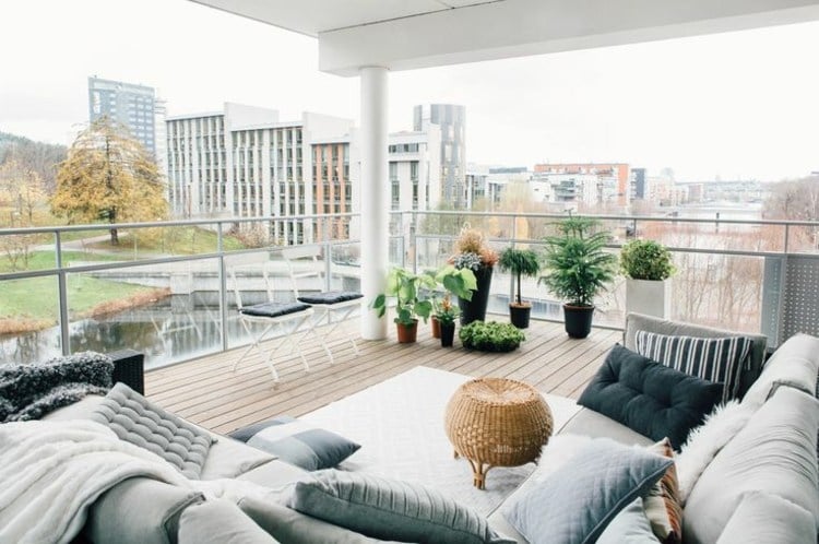 Balkon-Ideen-Glas-Geländer-groß-modern-gestaltet-Dielenboden