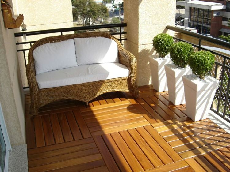 Balkon-Ideen-Holz-Boden-Sofa-Rattan-Blumenkübel