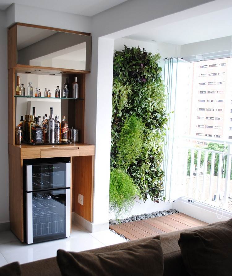 Balkon-Ideen-Holzboden-Wand-bepflanzen-Ideen-Geländer