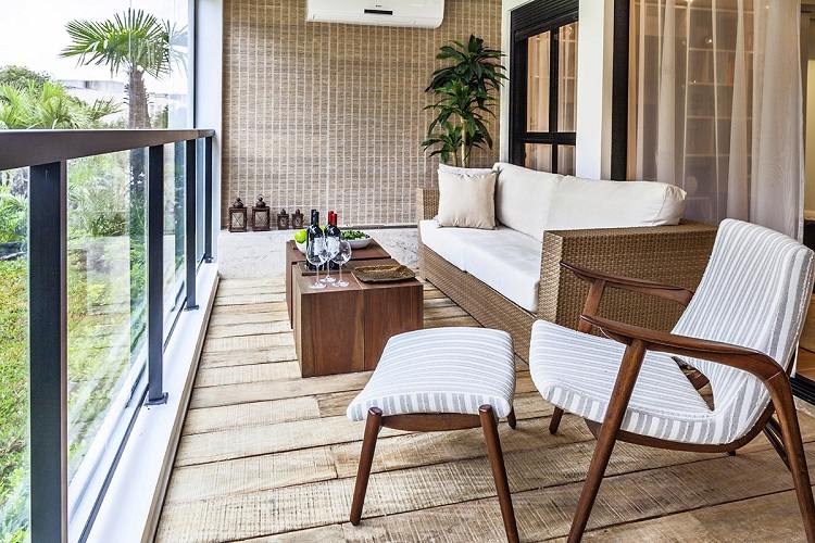 Balkon-Ideen-Holzdielen-Rattanmöbel-Sichtschutz-Bambus-Glas-Geländer