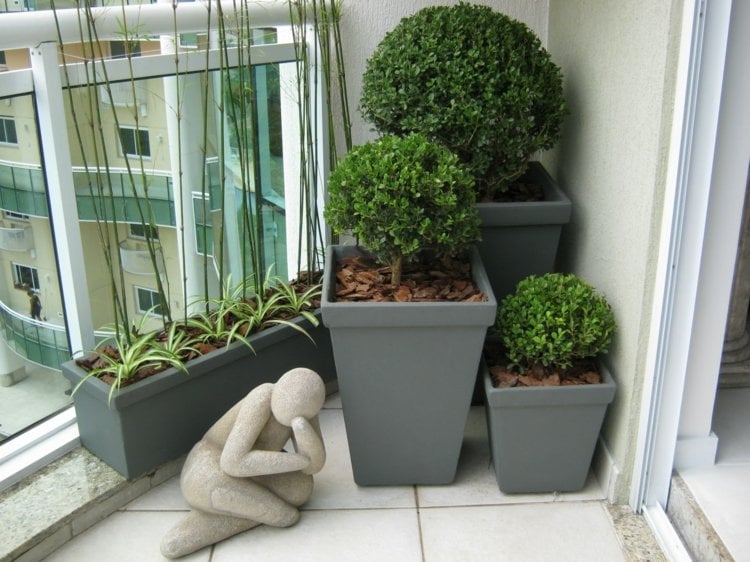 Balkon-Ideen-Pflanzen-Gartenfiguren-Rhodendron-immergrün