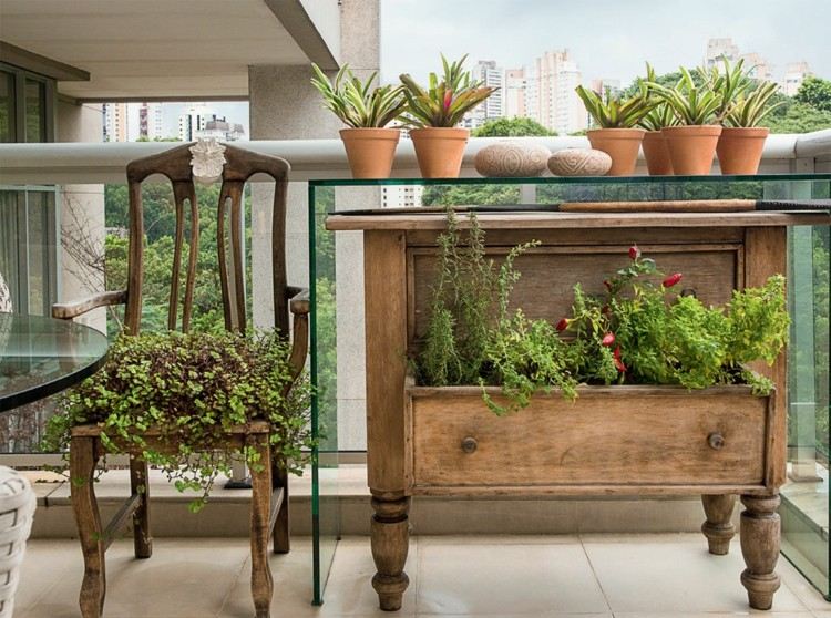Balkon-Ideen-alte-Möbel-bepflanzen-Deko-selber-machen