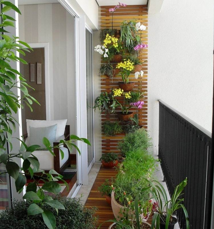 Balkon-Ideen-klein-Holz-Bodenfliesen-Wandverkleidung