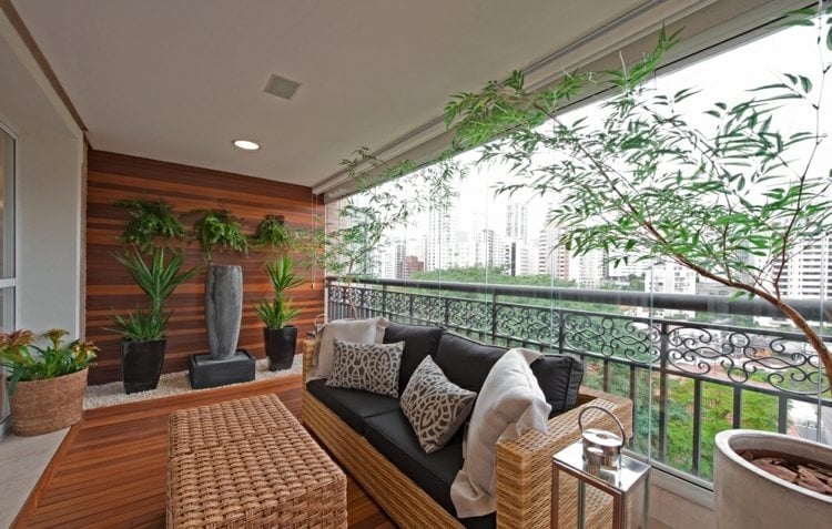 Balkon-gestalten-Balkonmöbel-Rattan-Holzfliesen-Boden-Lauschige-Pflanzen