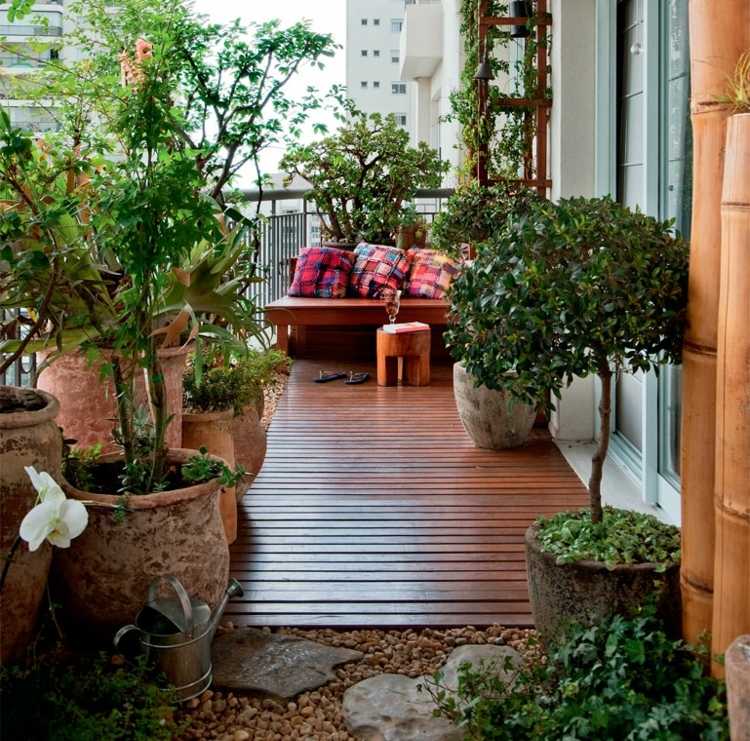 Balkon-gestalten-Holzfliesen-Topfpflanzen-Garten-Sitzbank