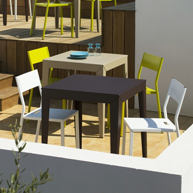Balkonmöbel-Ideen-2015-bunte-Stühle-Zef-Tisch-Matiere-Grise