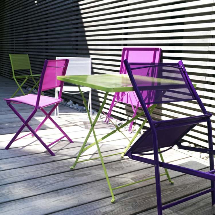 Balkonmöbel-Ideen-2015-bunte-Stühle-klappbarer-Tisch