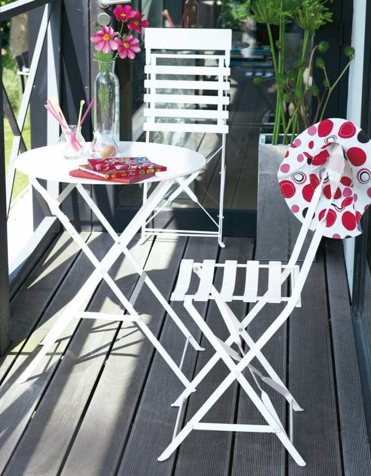 Balkonmöbel-Ideen-2015-klappbar-Stühle-Tisch-weiß