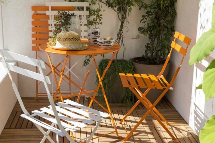 Balkonmöbel-Ideen-2015-kleiner-Balkon-gestalten-weiß-orange