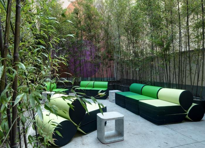 Bambus-im-Garten-bietet-Wind-und-Sichtschutz-für-die-Sitzgruppe