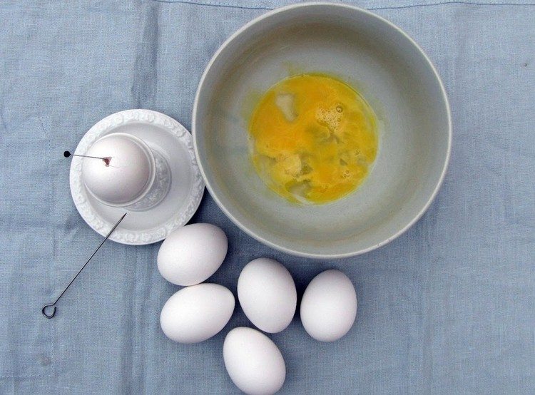 Basteln mit Kindern zu Ostern eier-auspusten-nadel