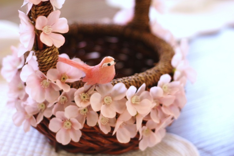 Basteln Kindern Ostern Osterkörbchen Kunstblumen Vogelfigur