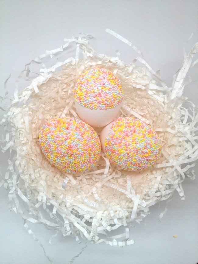 Basteln-mit-Kindern-zu-Ostern-Eier-Dekoration-Ideen-Perlen