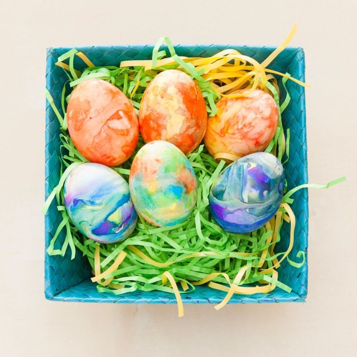 Basteln-mit-Kindern-zu-Ostern-Ideen-Eier-arrangieren