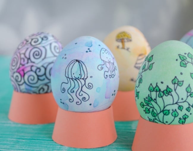Basteln-mit-Kindern-zu-Ostern-wasserfarben-dekorative-ausgepustete-eier