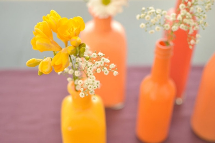 Dekoideen-Frühling-Tisch-DIY-mit-Ölfarbe-Vasen-schmücken