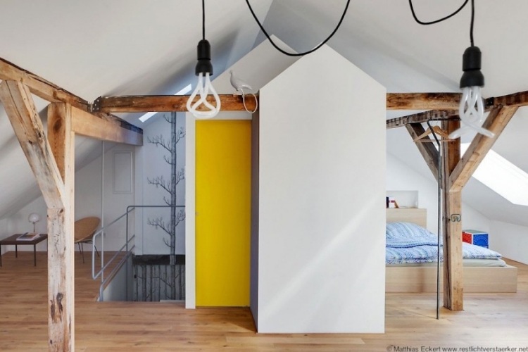 Design-Apartments-Bad-Lese-und-Schlafecke-Dachgeschoss-Laminatboden
