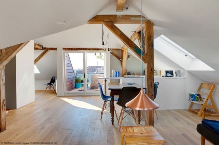 Design-Apartments-Mark-Pohl-sichtbare-Deckenbalken-Sicht-nach-Süden-Dachgeschoss