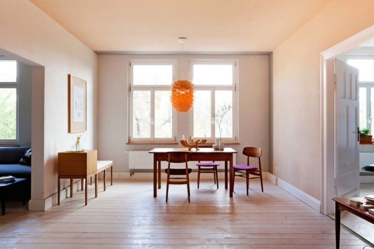 Design-Apartments-Weimar-Wohn-und-Essbereich-Design-Klassiker-Holz-Esstisch-Stühle
