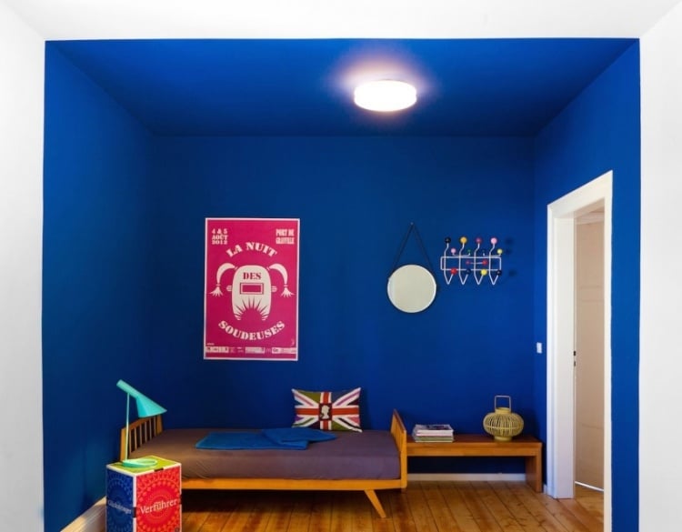 Design-Ferienwohnung-Weimar-Schlafzimmer-mit-Zusatzbett-Obergeschoss-blau-wand