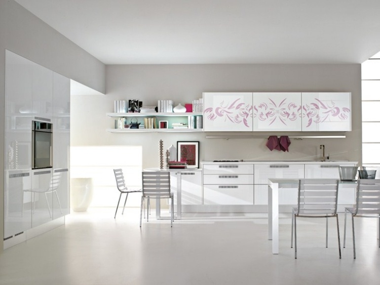 Einbauküchengeräte-weiße-Lackküche-aus-Holz-NILDE-florale-dekoration-fronten