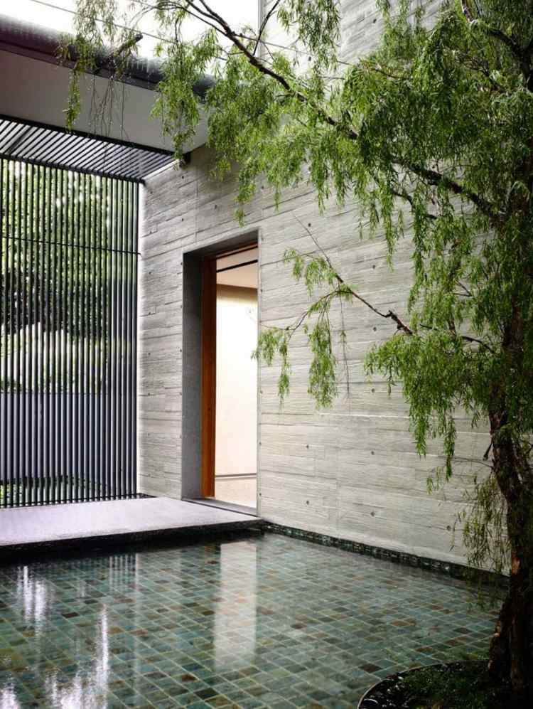 Einfamilienhaus großem Garten Pool Steinfassade Sichtschutz Metall