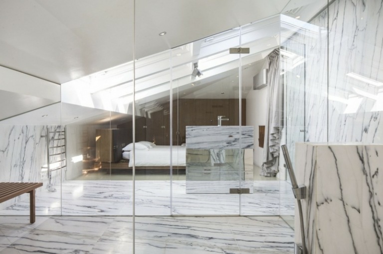 Einrichtung Dachgeschosswohnung Badezimmer Dachschräge Marmor Platten Glastüren