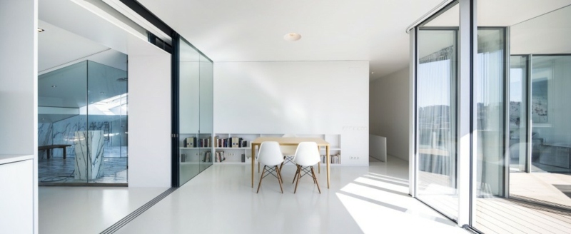 Einrichtung Dachgeschosswohnung weißes Wohnzimmer Glastüren skandinavische Möbel