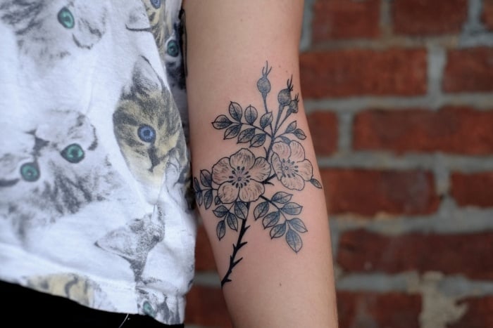 Frauen-Tattoo-Ideen-auf-Unterarm-Innenseite-Blüten