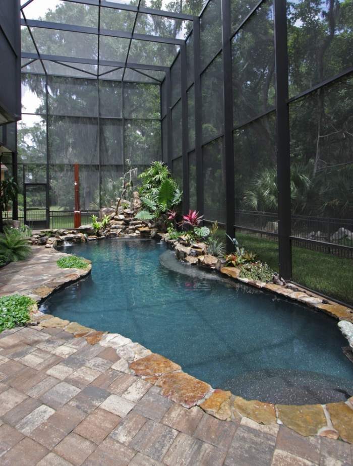 Garten-Pool-Ideen-2015-Terrassenüberdachung-Glas-Naturteich-Pflanzen