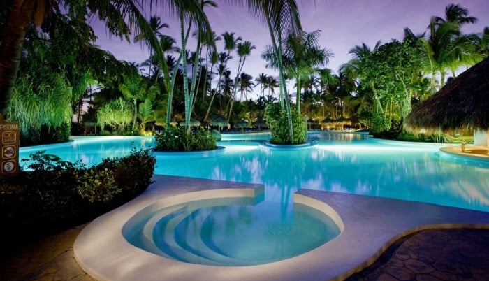 Garten-Pool-Ideen-2015-exotisches-Feeling-Whirlpool-Unterwasserbeleuchtung