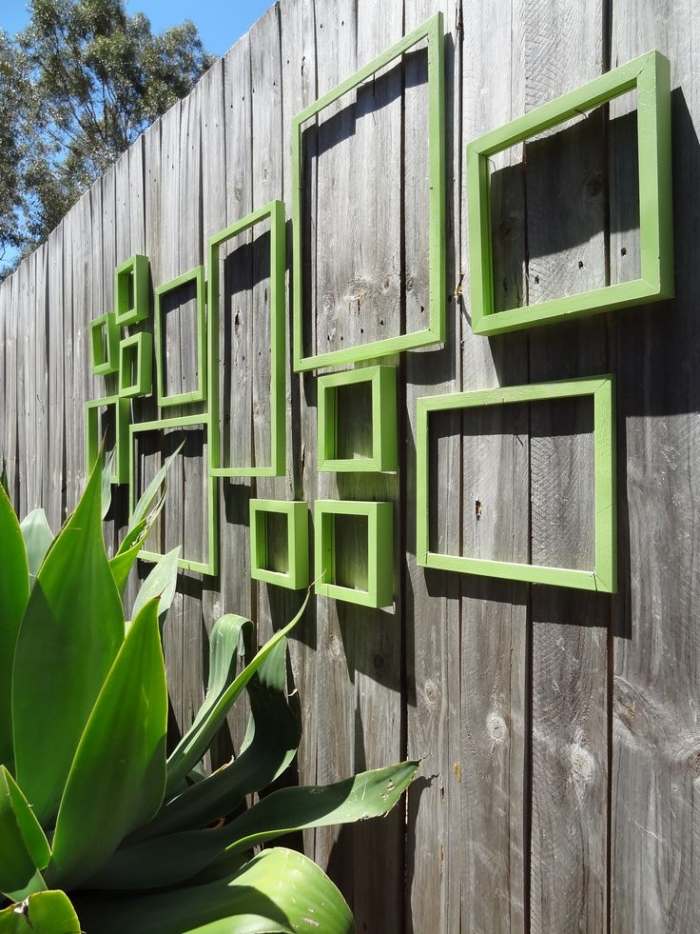 Garten-Sichtschutz-DIY-Deko-mit-Bilderrahmen-grün-unterschiedliche-größen