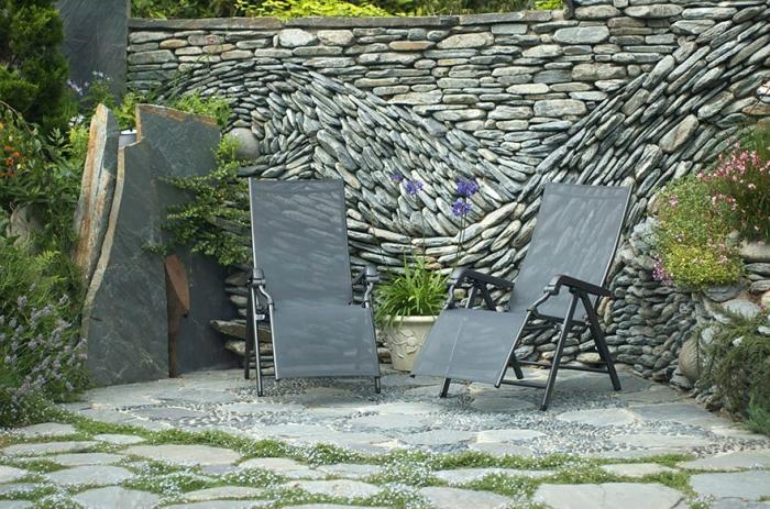Garten-Sichtschutz-Mauerwerk-mit-Naturstein-verspielte-Gestaltung-ideen