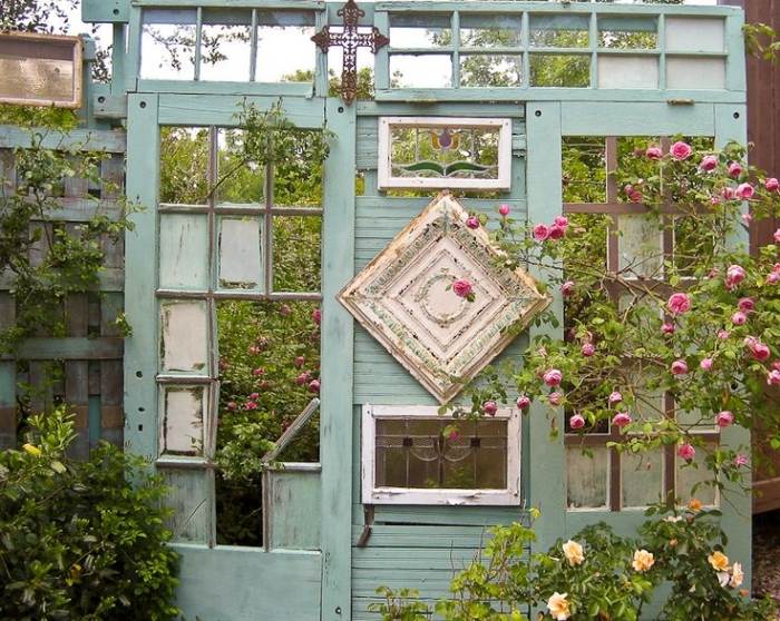 Garten-Sichtschutz-Vintage-Tür-Rahmen-Glaseinsatz-Kletterblumen