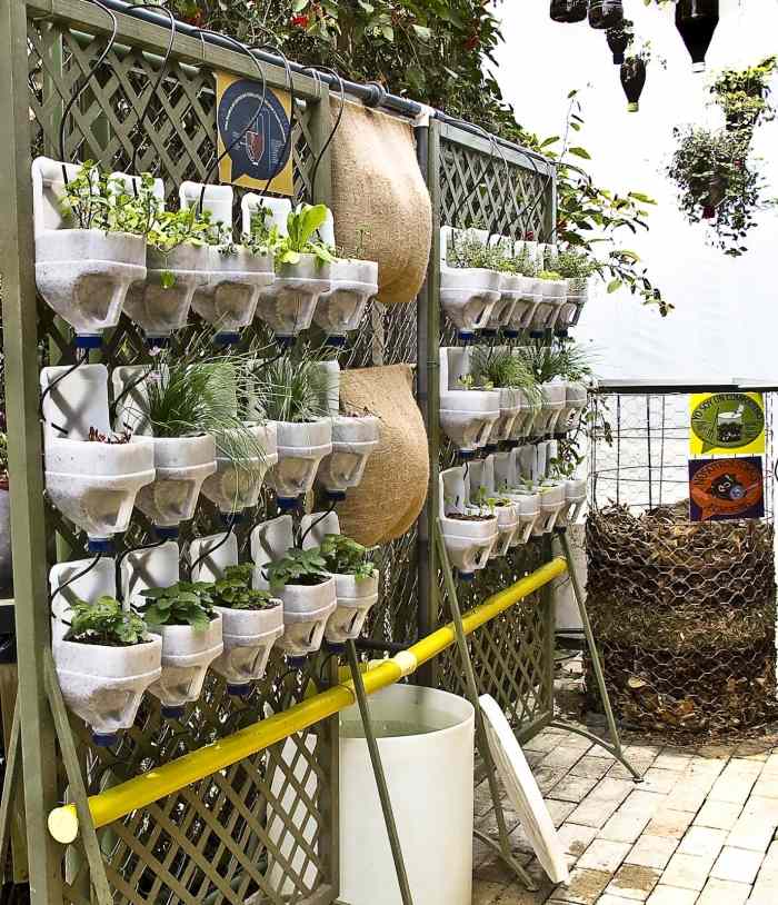 Garten-Sichtschutz-Zaun-Gitter-mit-Pflanzgefäße-vertikalen-Garten-Begrünung