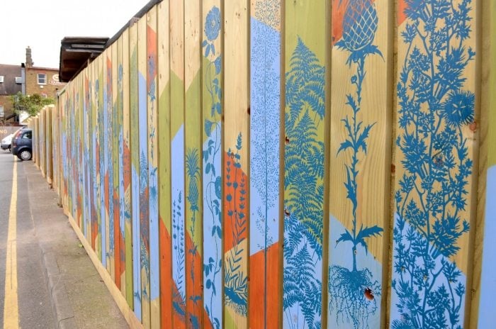 Garten-Sichtschutz-als-Leinwand-ideen-für-Straßenkunst-Florale-Motive-aufmalen