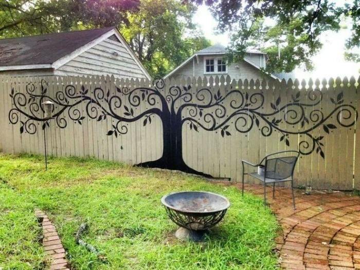 Garten-Sichtschutz-aus-Holz-Baum-Silhouetten-Zeichnung-diy