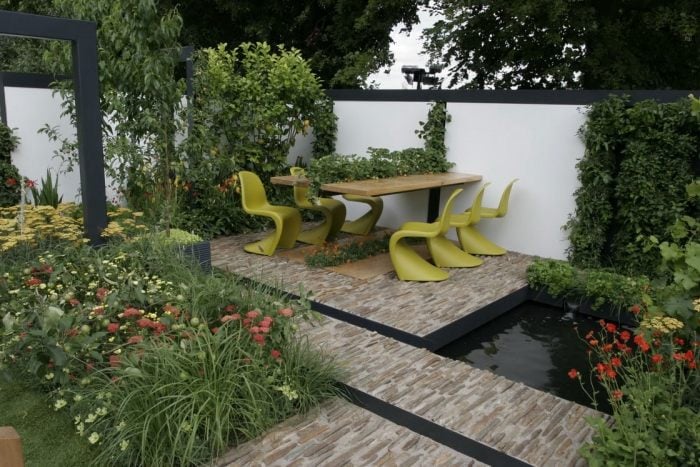 Garten-mit-Steinen-gestalten-Terrassenboden-moderne-Stühle-Kunststoff